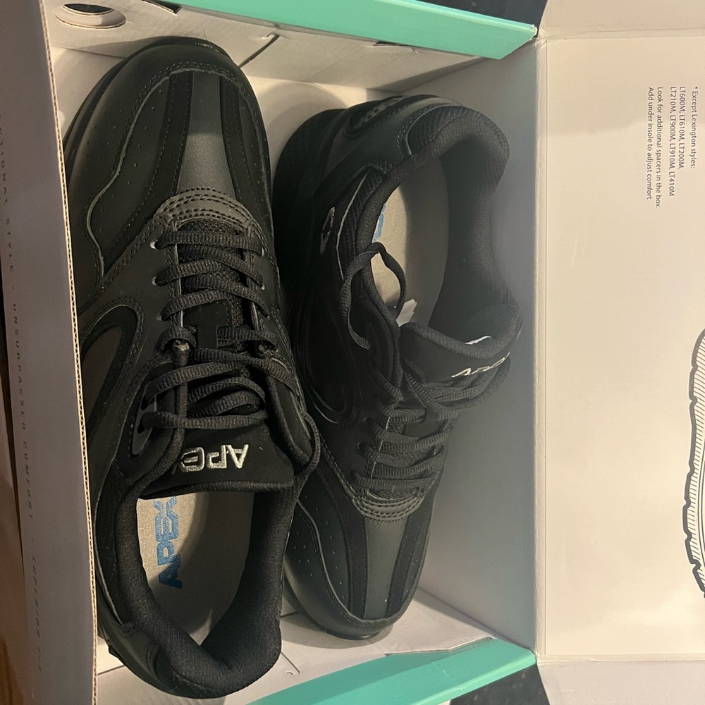 Apex black walking shoe